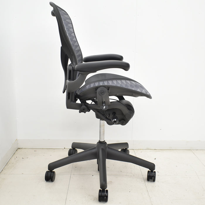 【中古】ハーマンミラー アーロンチェア Bサイズ フル装備 ポスチャーフィット タキシードメッシュ 肘レバータイプ(肘パット新型)2017年製 2025042205【中古オフィス家具】