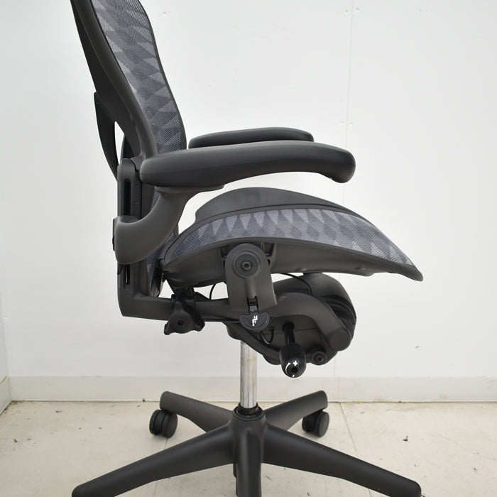 【中古】ハーマンミラー アーロンチェア Bサイズ フル装備 ポスチャーフィット タキシードメッシュ 肘レバータイプ(肘パット新型)2017年製 2025042205【中古オフィス家具】