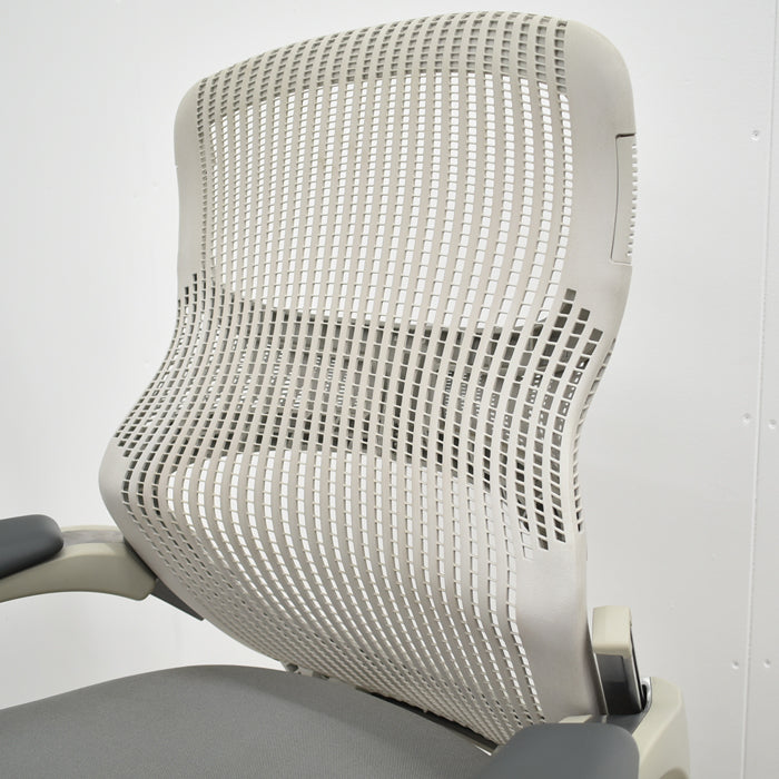 【中古】Knoll ジェネレーション 可動肘(ハイパフォーマンス肘)ポリッシュ脚 2025042303【中古オフィス家具】