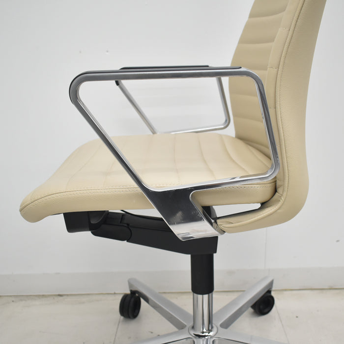 【中古】コクヨ ファブレ アディショナルバック 革張り アルミサークル肘 ポリウレタン巻きキャスター ストライプバック 2022年製 2025070106【中古オフィス家具】