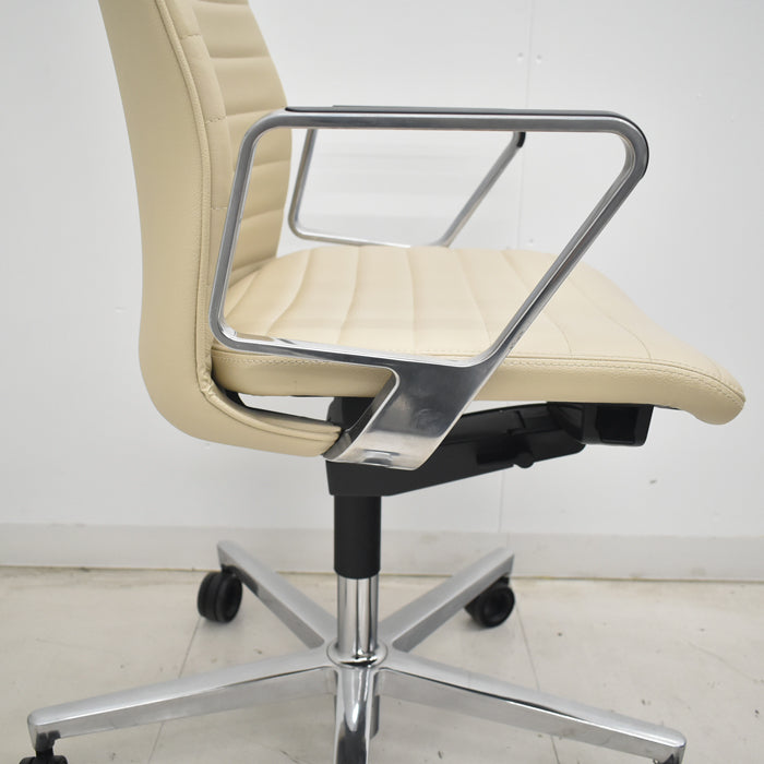 【中古】コクヨ ファブレ アディショナルバック 革張り アルミサークル肘 ポリウレタン巻きキャスター ストライプバック 2022年製 2025070106【中古オフィス家具】