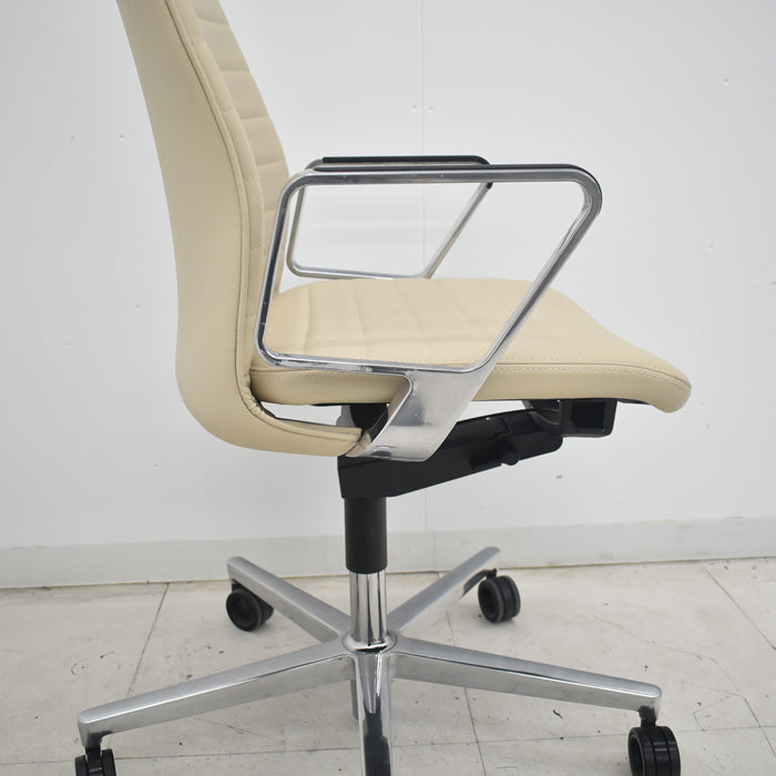 【中古】コクヨ ファブレ アディショナルバック 革張り アルミサークル肘 ポリウレタン巻きキャスター ストライプバック 2022年製 2025070801【中古オフィス家具】
