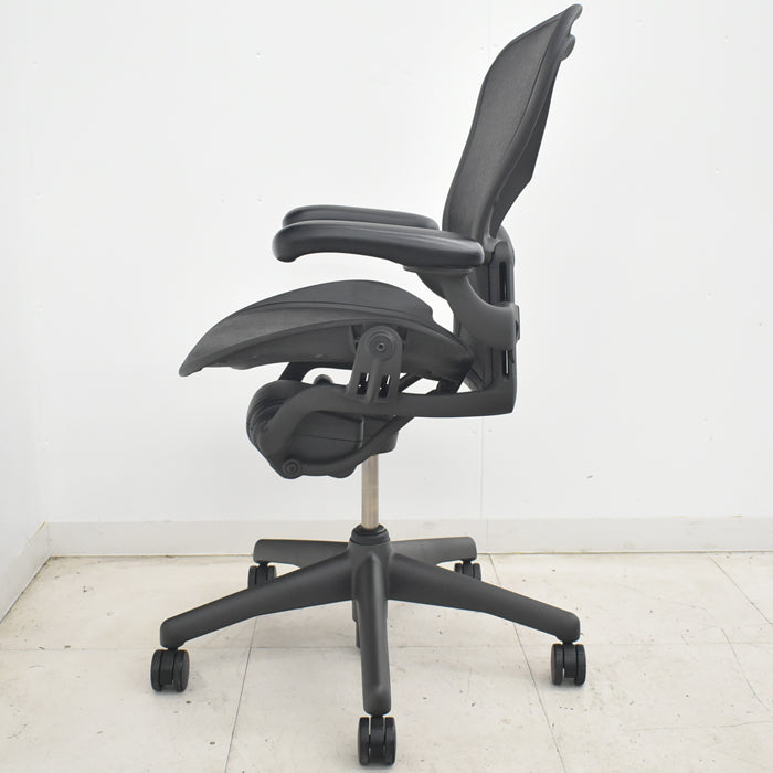 【中古】ハーマンミラー アーロンチェア Bサイズ 可動肘 ランバーサポート 肘レバータイプ 2025070906【中古オフィス家具】