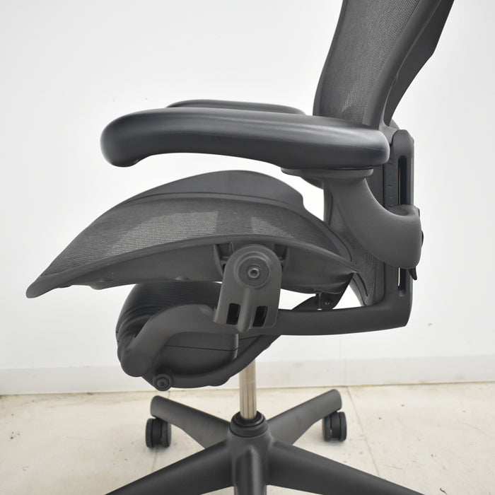 【中古】ハーマンミラー アーロンチェア Bサイズ 可動肘 ランバーサポート 肘レバータイプ 2025070906【中古オフィス家具】