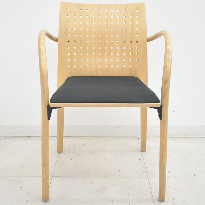 【中古】THONET 木製アームチェア 曲木 2025071507【中古オフィス家具】
