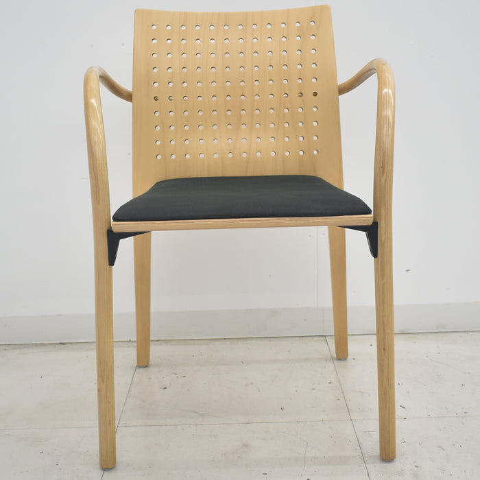 【中古】THONET 木製アームチェア 曲木 2025071507【中古オフィス家具】