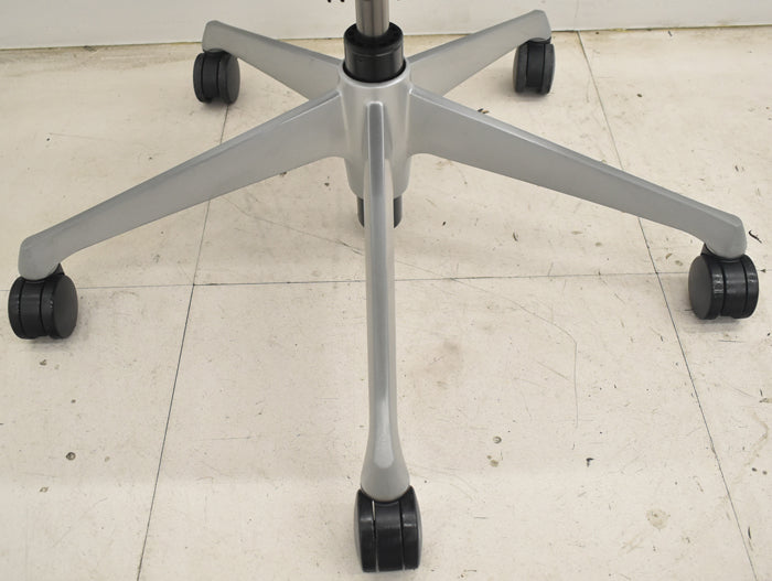 【中古】オカムラ バロン ローバック 可動肘 シルバー脚 2025072304【中古オフィス家具】
