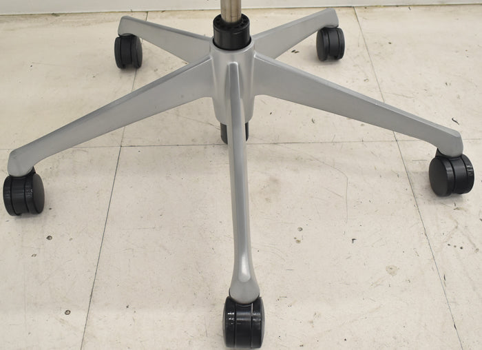 【中古】オカムラ バロン ローバック 可動肘 シルバー脚 2025072401【中古オフィス家具】