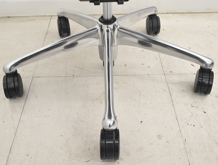 【中古】オカムラ コンテッサ 大型ヘッドレスト 可動肘 アルミポリッシュ 革張り 2025073102【中古オフィス家具】
