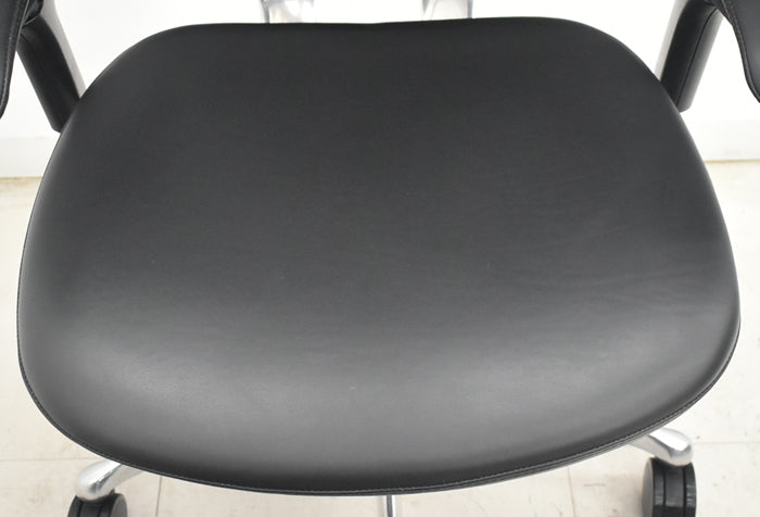 【中古】オカムラ コンテッサ 大型ヘッドレスト 可動肘 アルミポリッシュ 革張り 2025073103【中古オフィス家具】
