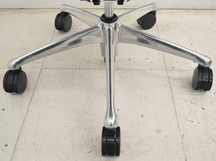 【中古】オカムラ コンテッサ 大型ヘッドレスト 可動肘 アルミポリッシュ 革張り 2025073103【中古オフィス家具】