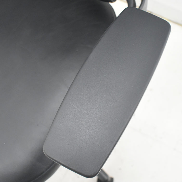 【中古】スチールケース リープV2 可動肘 革張り 2025090103【中古オフィス家具】