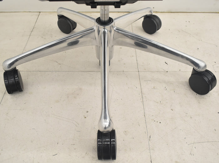 【中古】オカムラ コンテッサ 大型ヘッドレスト 可動肘 アルミポリッシュ 革張り 2025090306【中古オフィス家具】