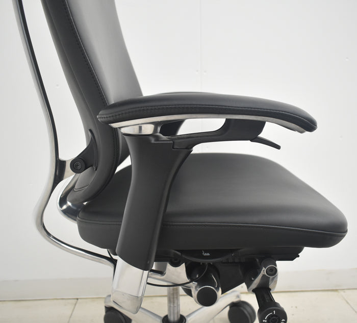 【中古】オカムラ コンテッサ 大型ヘッドレスト 可動肘 アルミポリッシュ 革張り 2025090306【中古オフィス家具】