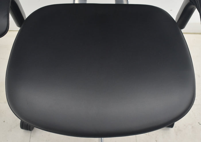 【中古】オカムラ コンテッサ 大型ヘッドレスト 可動肘 アルミポリッシュ 革張り 2025090307【中古オフィス家具】