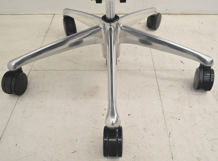 【中古】オカムラ コンテッサ 大型ヘッドレスト 可動肘 アルミポリッシュ 革張り 2025090307【中古オフィス家具】