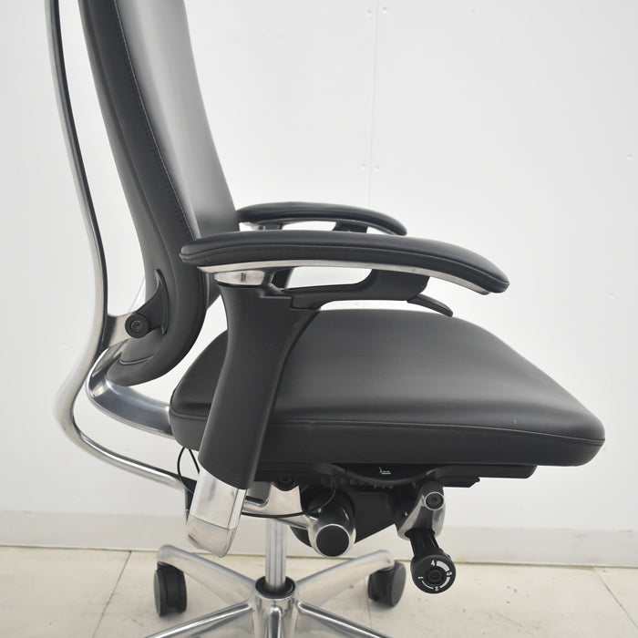 【中古】オカムラ コンテッサ 大型ヘッドレスト 可動肘 アルミポリッシュ 革張り 2025090307【中古オフィス家具】