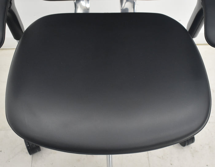 【中古】オカムラ コンテッサ 大型ヘッドレスト 可動肘 アルミポリッシュ 革張り 2025090308【中古オフィス家具】