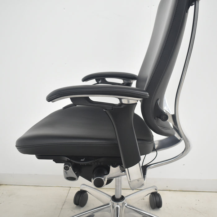 【中古】オカムラ コンテッサ 大型ヘッドレスト 可動肘 アルミポリッシュ 革張り 2025090308【中古オフィス家具】