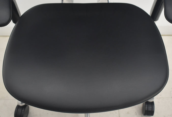 【中古】オカムラ コンテッサ 大型ヘッドレスト 可動肘 アルミポリッシュ 革張り 2025090309【中古オフィス家具】