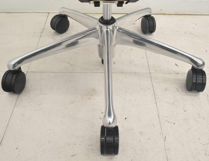 【中古】オカムラ コンテッサ 大型ヘッドレスト 可動肘 アルミポリッシュ 革張り 2025090309【中古オフィス家具】