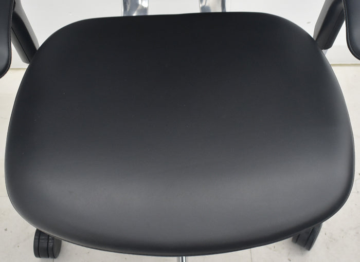 【中古】オカムラ コンテッサ 大型ヘッドレスト 可動肘 アルミポリッシュ 革張り 2025090310【中古オフィス家具】
