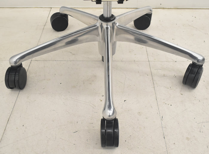 【中古】オカムラ コンテッサ 大型ヘッドレスト 可動肘 アルミポリッシュ 革張り 2025090310【中古オフィス家具】