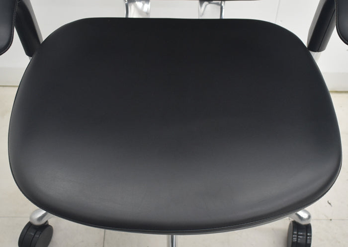 【中古】オカムラ コンテッサ 大型ヘッドレスト 可動肘 アルミポリッシュ 革張り 2025090311【中古オフィス家具】