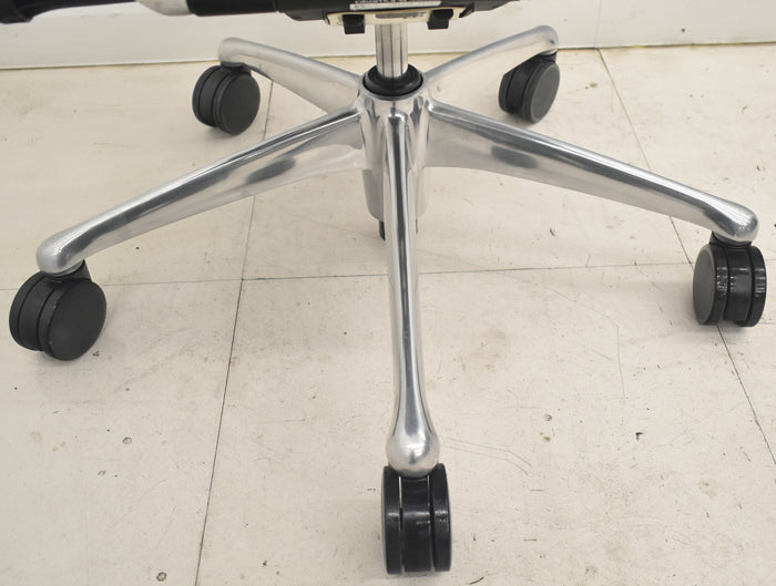 【中古】オカムラ コンテッサ 大型ヘッドレスト 可動肘 アルミポリッシュ 革張り 2025090311【中古オフィス家具】