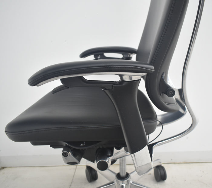 【中古】オカムラ コンテッサ 大型ヘッドレスト 可動肘 アルミポリッシュ 革張り 2025090401【中古オフィス家具】