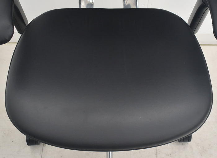 【中古】オカムラ コンテッサ 大型ヘッドレスト 可動肘 アルミポリッシュ 革張り 2025090403【中古オフィス家具】