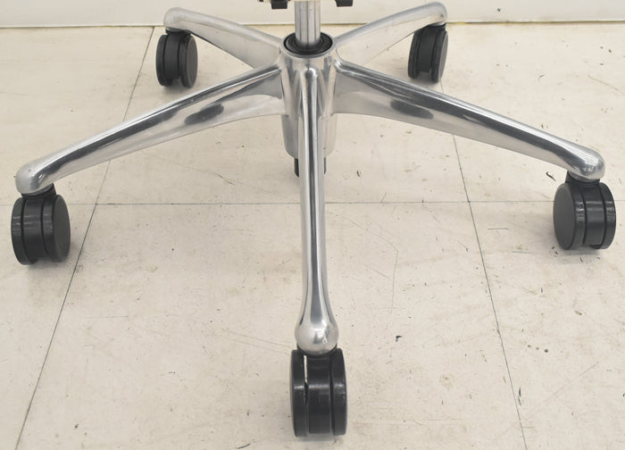 【中古】オカムラ コンテッサ 大型ヘッドレスト 可動肘 アルミポリッシュ 革張り 2025090403【中古オフィス家具】