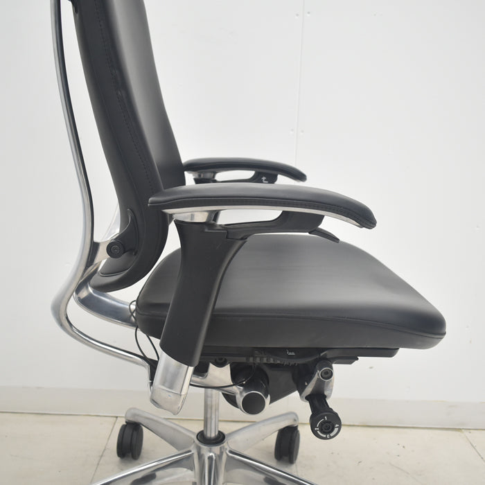 【中古】オカムラ コンテッサ 大型ヘッドレスト 可動肘 アルミポリッシュ 革張り 2025090403【中古オフィス家具】