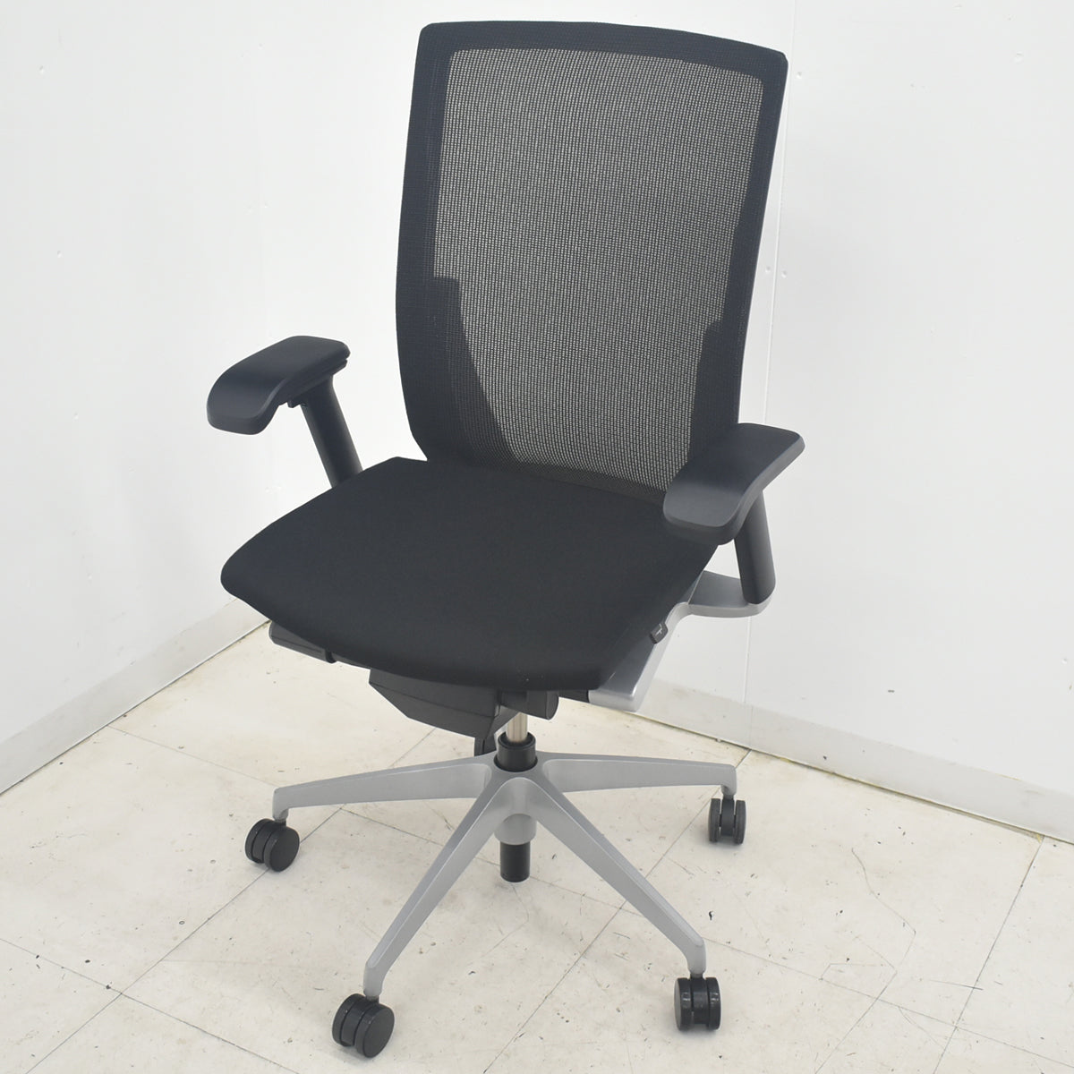 【中古】イトーキ ヴェント ハイバック 可動肘 シルバー脚 2025090905【中古オフィス家具】