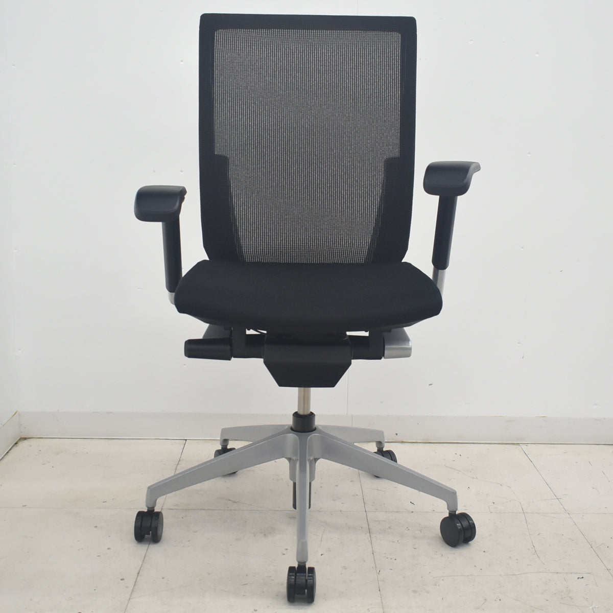 【中古】イトーキ ヴェント ハイバック 可動肘 シルバー脚 2025090905【中古オフィス家具】
