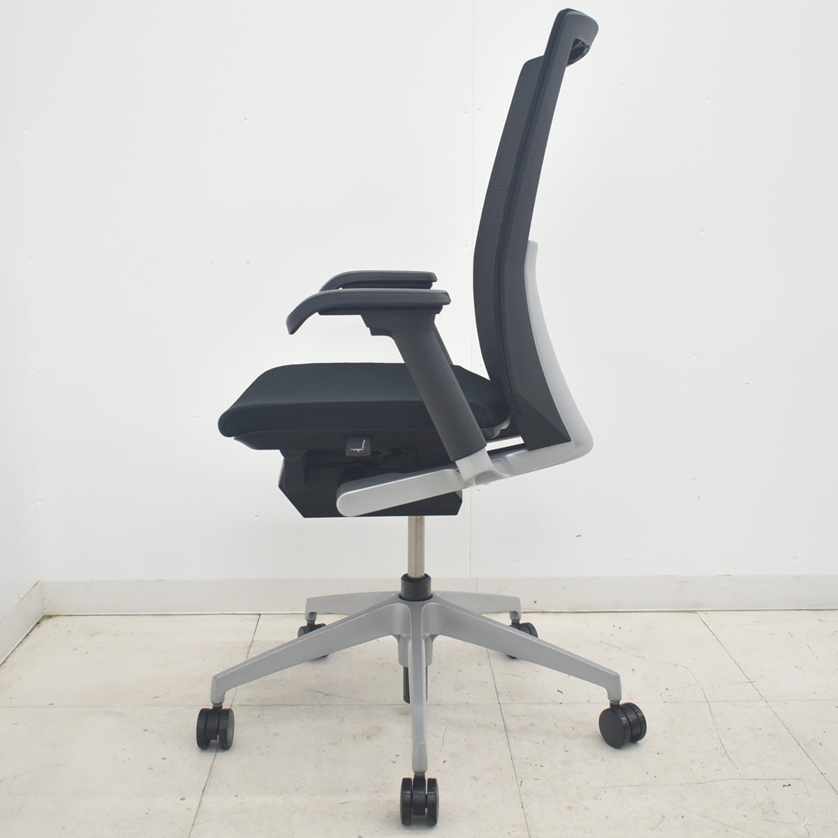 【中古】イトーキ ヴェント ハイバック 可動肘 シルバー脚 2025090905【中古オフィス家具】