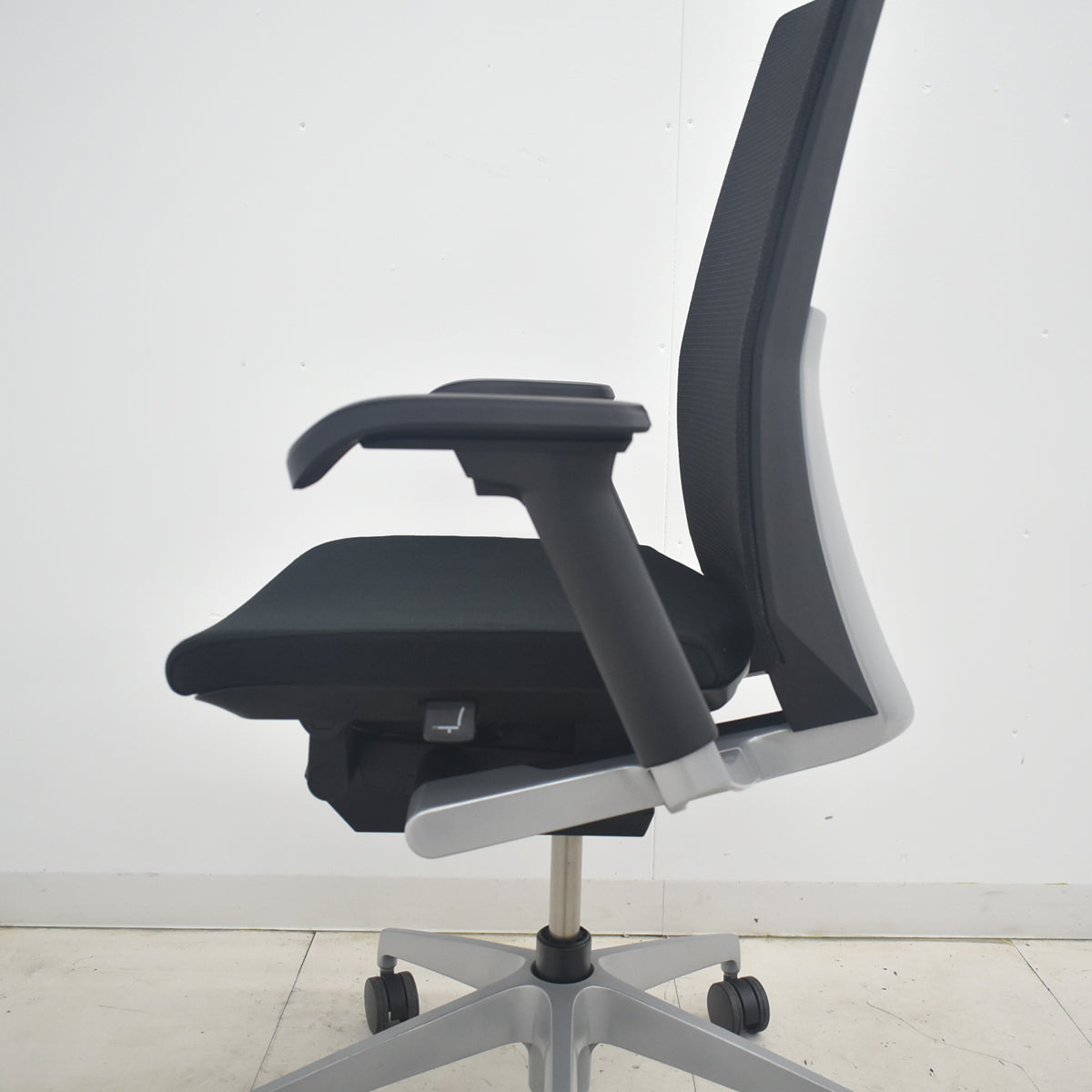 【中古】イトーキ ヴェント ハイバック 可動肘 シルバー脚 2025090905【中古オフィス家具】