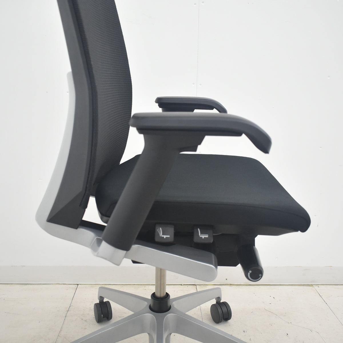 【中古】イトーキ ヴェント ハイバック 可動肘 シルバー脚 2025090905【中古オフィス家具】