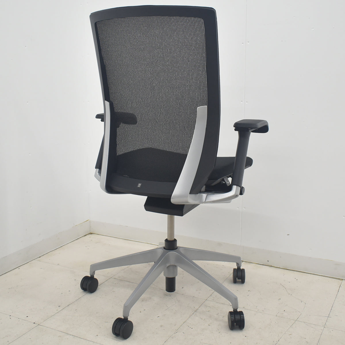 【中古】イトーキ ヴェント ハイバック 可動肘 シルバー脚 2025090905【中古オフィス家具】