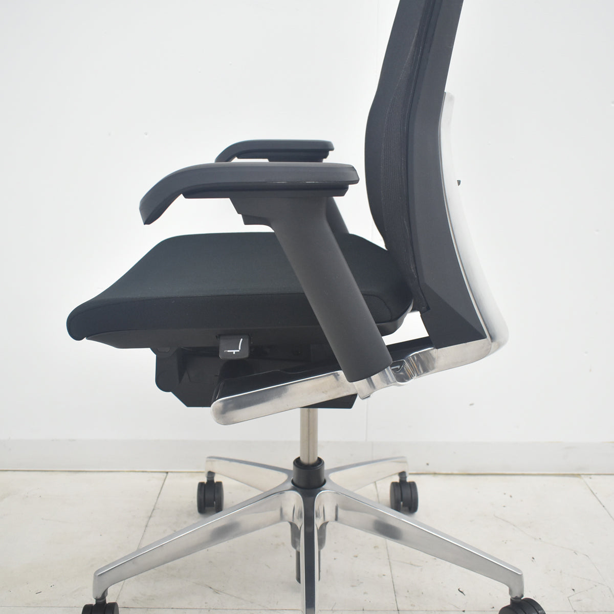 【中古】イトーキ ヴェント ハイバック 可動肘 オートマチックランバーテンション ポリッシュ ストライプメッシュ 2025090906【中古オフィス家具】