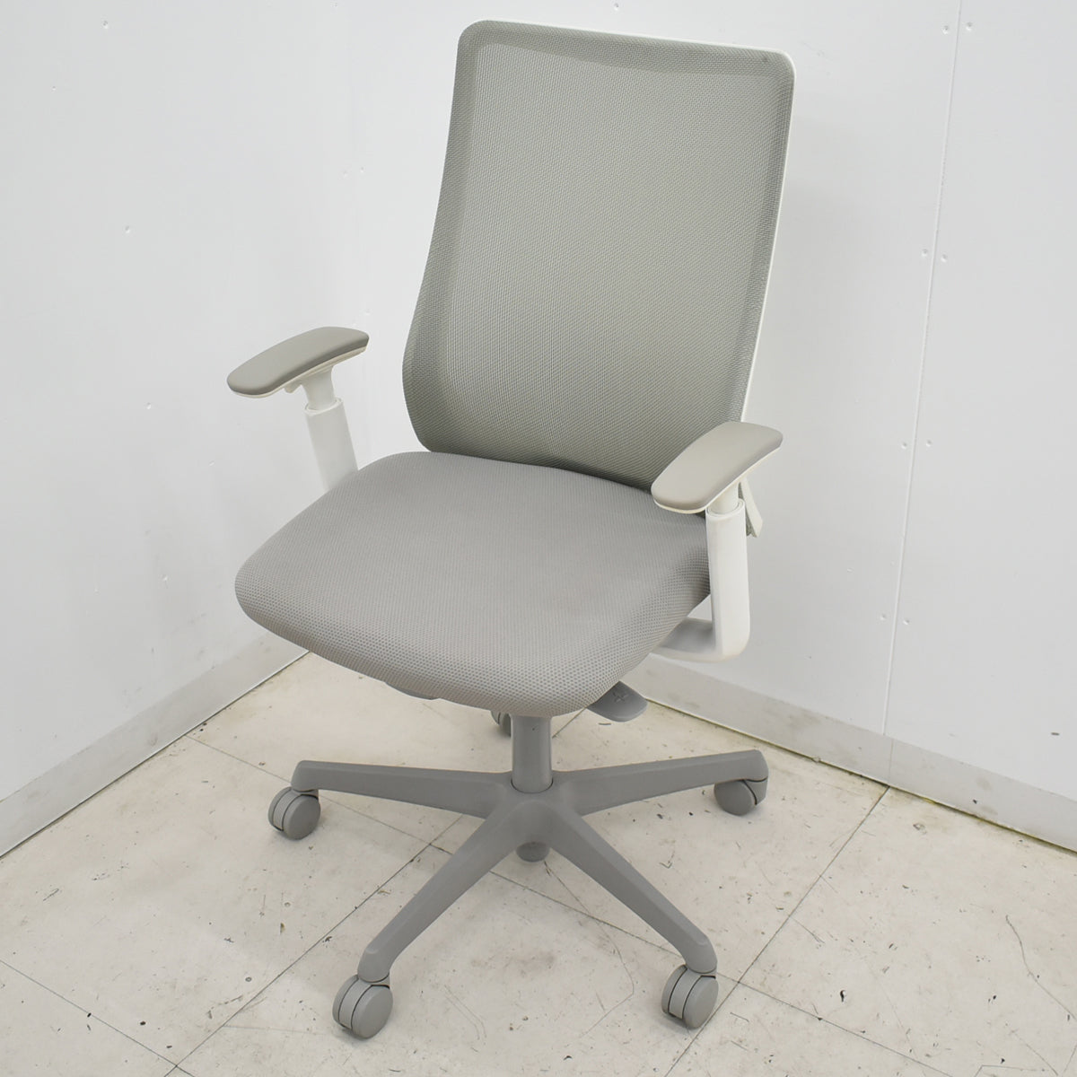 【中古】オカムラ フルーエントチェア ハイバック 可動肘 2025101404【中古オフィス家具】