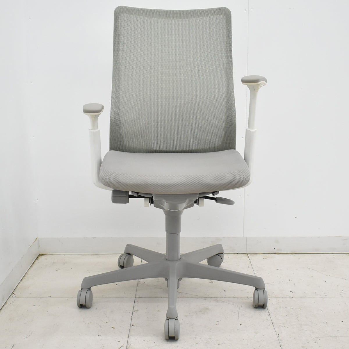 【中古】オカムラ フルーエントチェア ハイバック 可動肘 2025101404【中古オフィス家具】