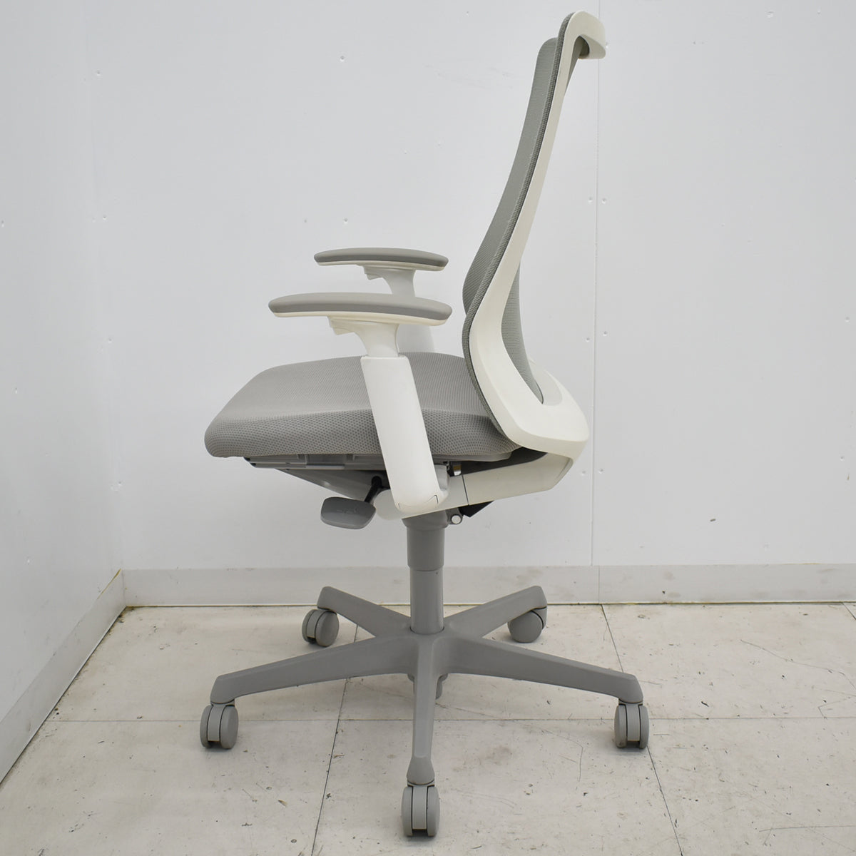 【中古】オカムラ フルーエントチェア ハイバック 可動肘 2025101404【中古オフィス家具】