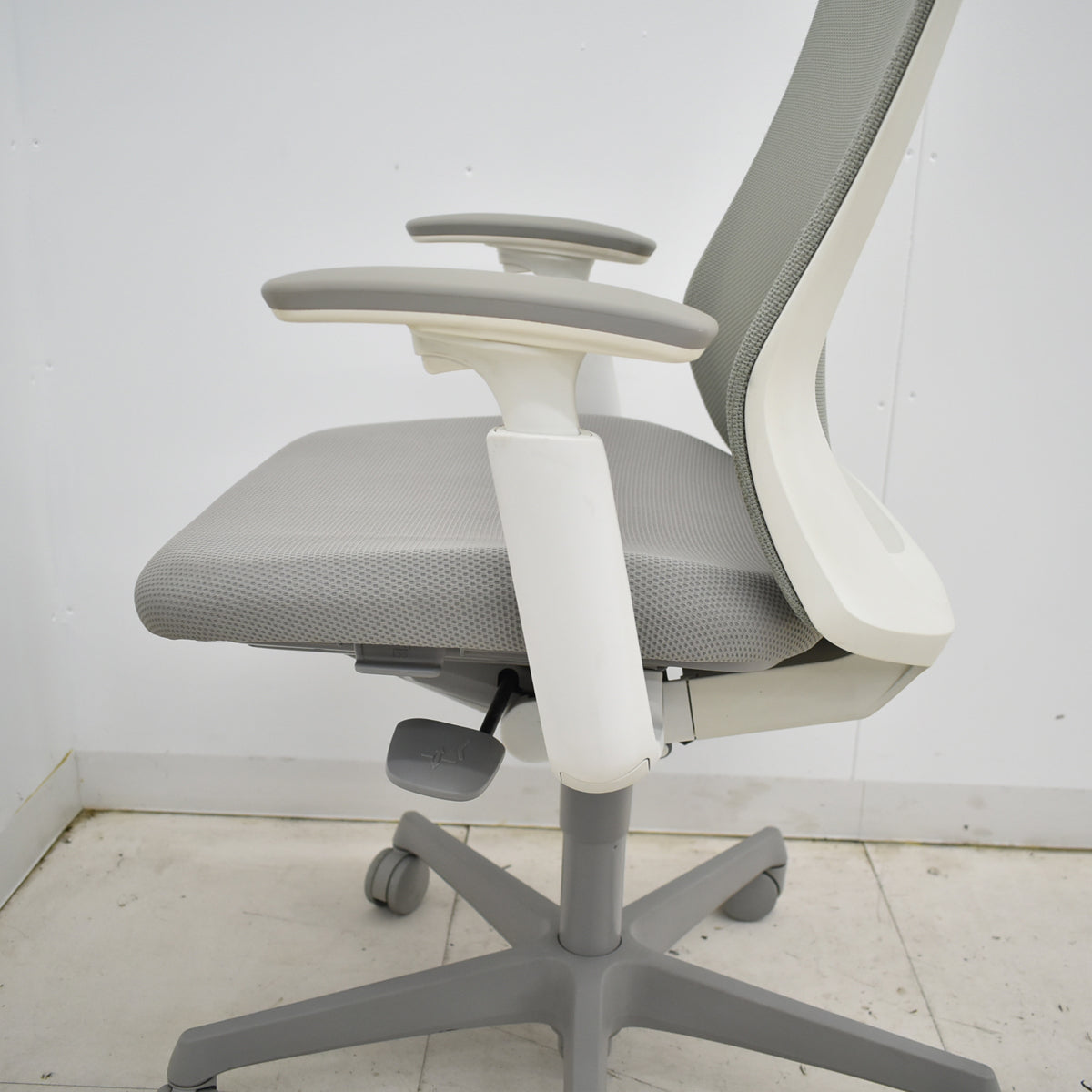 【中古】オカムラ フルーエントチェア ハイバック 可動肘 2025101404【中古オフィス家具】