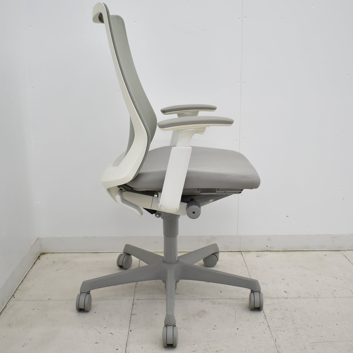 【中古】オカムラ フルーエントチェア ハイバック 可動肘 2025101404【中古オフィス家具】