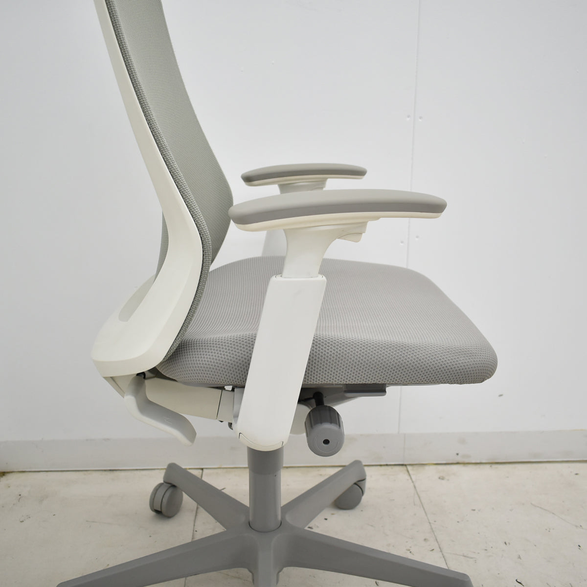 【中古】オカムラ フルーエントチェア ハイバック 可動肘 2025101404【中古オフィス家具】