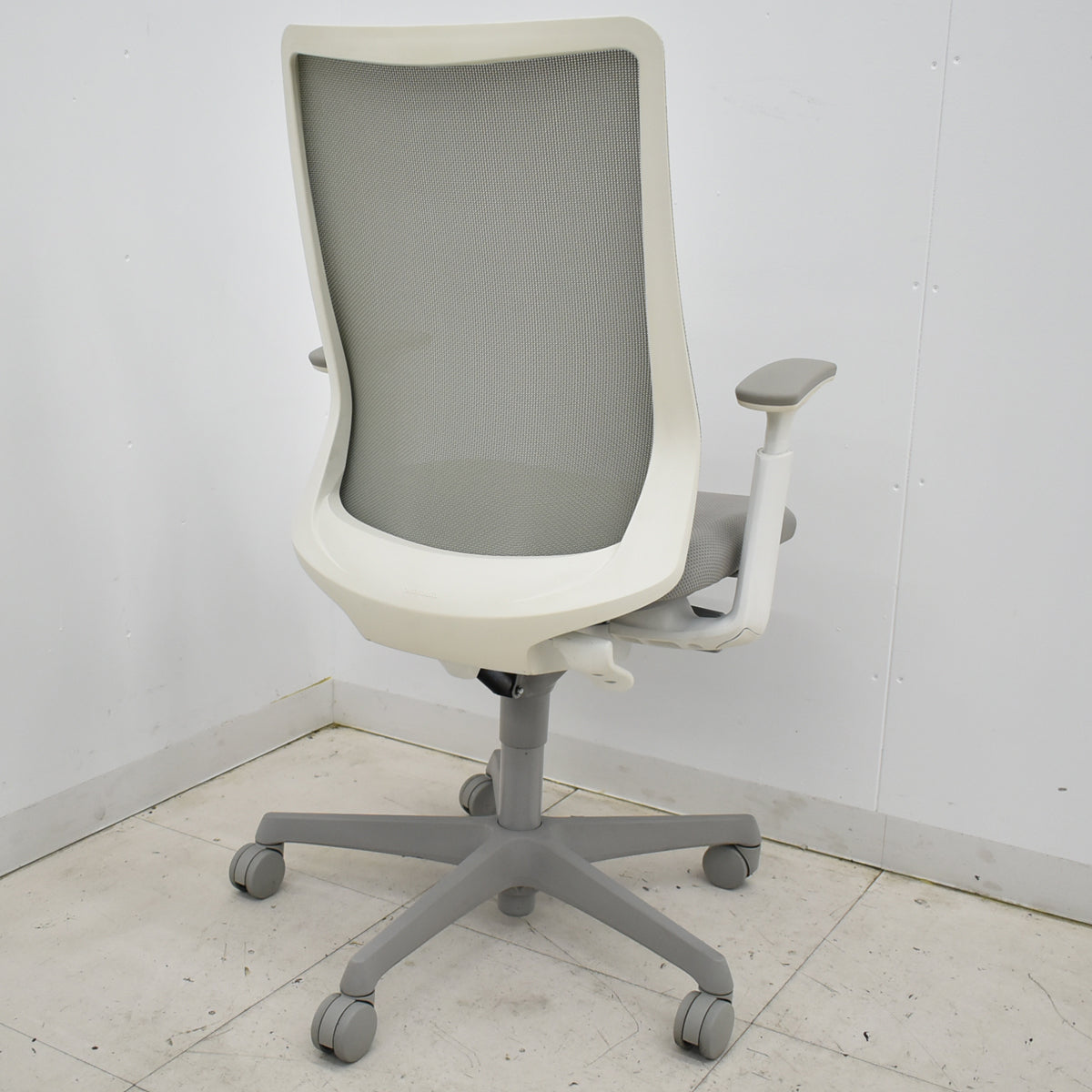 【中古】オカムラ フルーエントチェア ハイバック 可動肘 2025101404【中古オフィス家具】