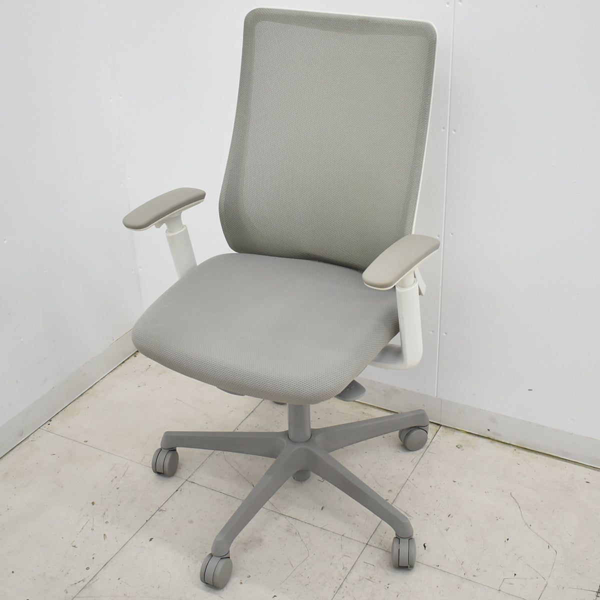 【中古】オカムラ フルーエントチェア ハイバック 可動肘 2025101405【中古オフィス家具】