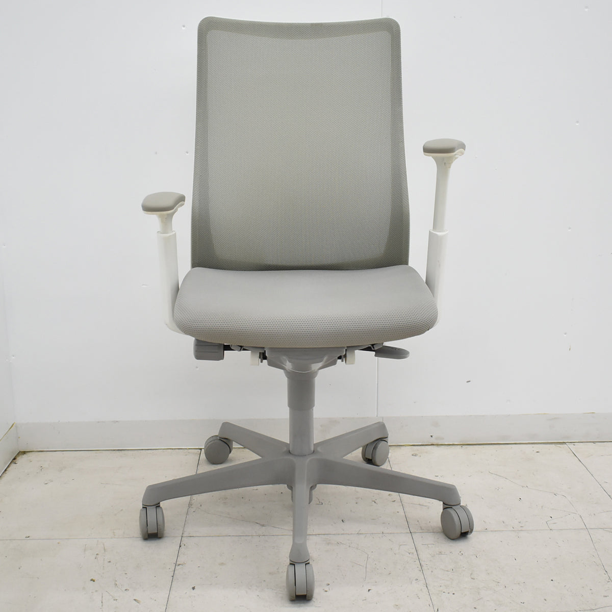 【中古】オカムラ フルーエントチェア ハイバック 可動肘 2025101405【中古オフィス家具】