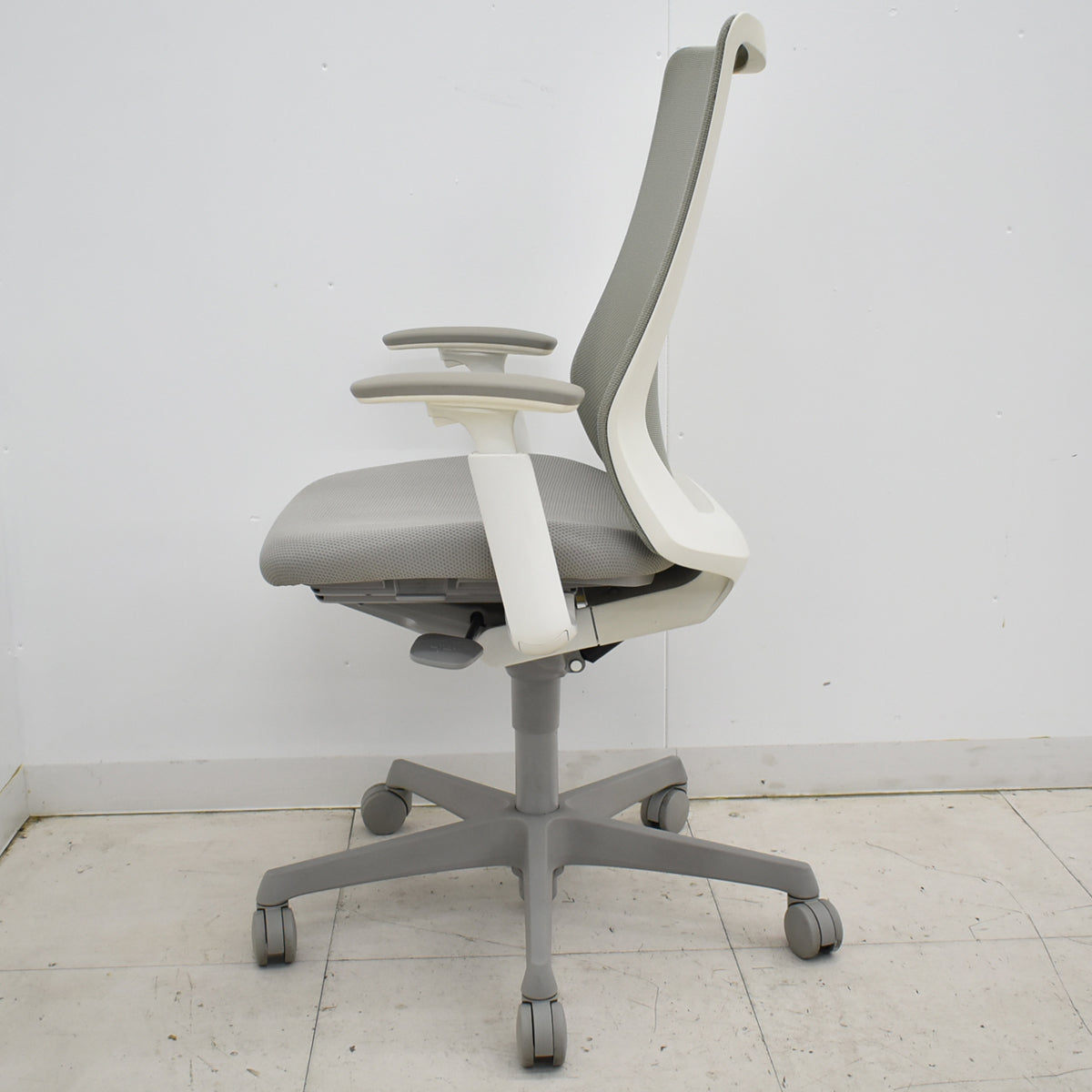 【中古】オカムラ フルーエントチェア ハイバック 可動肘 2025101405【中古オフィス家具】